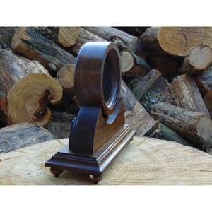 La structure en bois assure la stabilité et une forte présence sur toute surface. La table à aiguilles en bois symbolise l'équilibre et la fiabilité. - Product Image 3