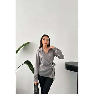 Chemise en satin gris pour femme avec détails boutonnés - Vente en gros de chemises et de blouses - Product Image 4