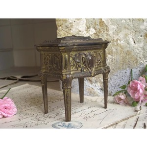 Elegante joyero del Viejo Mundo, organizador antiguo para anillos, pendientes, pulseras, relojes y acento decorativo para el hogar - Product Image 1