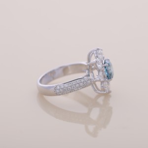 Bague de fiançailles en or blanc/rose et or jaune 14 carats avec diamant bleu rond de laboratoire certifié IGI et halo floral à taille triligne latérale - Product Image 4