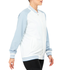 Chaqueta Universitaria Corta Negra Personalizada con Bordado Chenille 2024 para Mujer, Chaqueta Bomber Universitaria de Béisbol con Mangas de Cuero OEM - Product Image 3