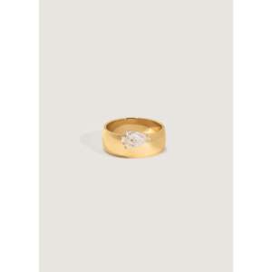 Anillo de compromiso unisex Porter de oro macizo de 14k con banda de cigarro, diamante en forma de pera y perlas laterales - Product Image 1