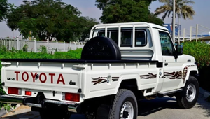 Camioneta de Cabina Simple Usada 2024 DLX V6 4.0L Diésel con Volante a la Izquierda, Asientos de Cuero Oscuro R17, Techo Solar Panorámico - Product Image 4