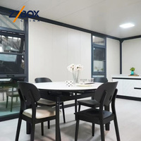 Maison conteneur extensible de 40 pieds à toit en pignon, avec terrasse en bois blanc pur, préfabriquée modulaire, pour retraite montagneuse aux fleurs sauvages