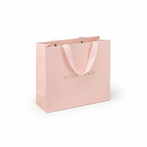 Bolsa de Regalo de Papel Ecológico de Lujo Personalizada con Impresión de Logotipo UV, Fabricante Vietnamita, Opciones de Empaque y Tamaño Personalizados - Product Image 1