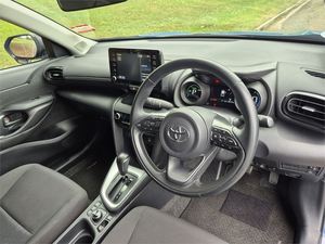Voiture d'occasion en bon état, Toyota YarisS Cross 1.5 Hybrid G 5 portes SUV 4 roues motrices CVT <span class=keywords><strong>2023</strong></span>, livraison mondiale - Product Image 2