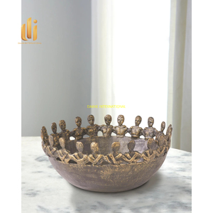 Cuenco decorativo de arte Tribal hecho a mano con figurita humana, diseño circular, centro de mesa étnico rústico, cuenco para servir frutas y nueces - Product Image 1