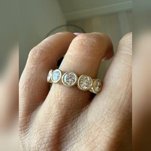 Bague de luxe pour femme en or martelé finition mate avec diamant de laboratoire rond VVS1 VVS2 de 1,50 carat – Achat en gros - Product Image 5