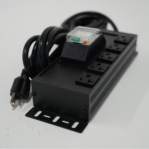 Barre d'alimentation PDU à montage en rack avec 5 prises, protection contre les surtensions et les surcharges pour mini-servers et équipements informatiques - Product Image 1