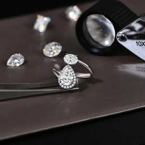 Anillo de Compromiso o Aniversario SPARKVISTA de Aleación con Zirconia Cúbica de Corte Ovalado en Forma de Pera, Estilo Clásico con Detalles de Halo - Product Image 2