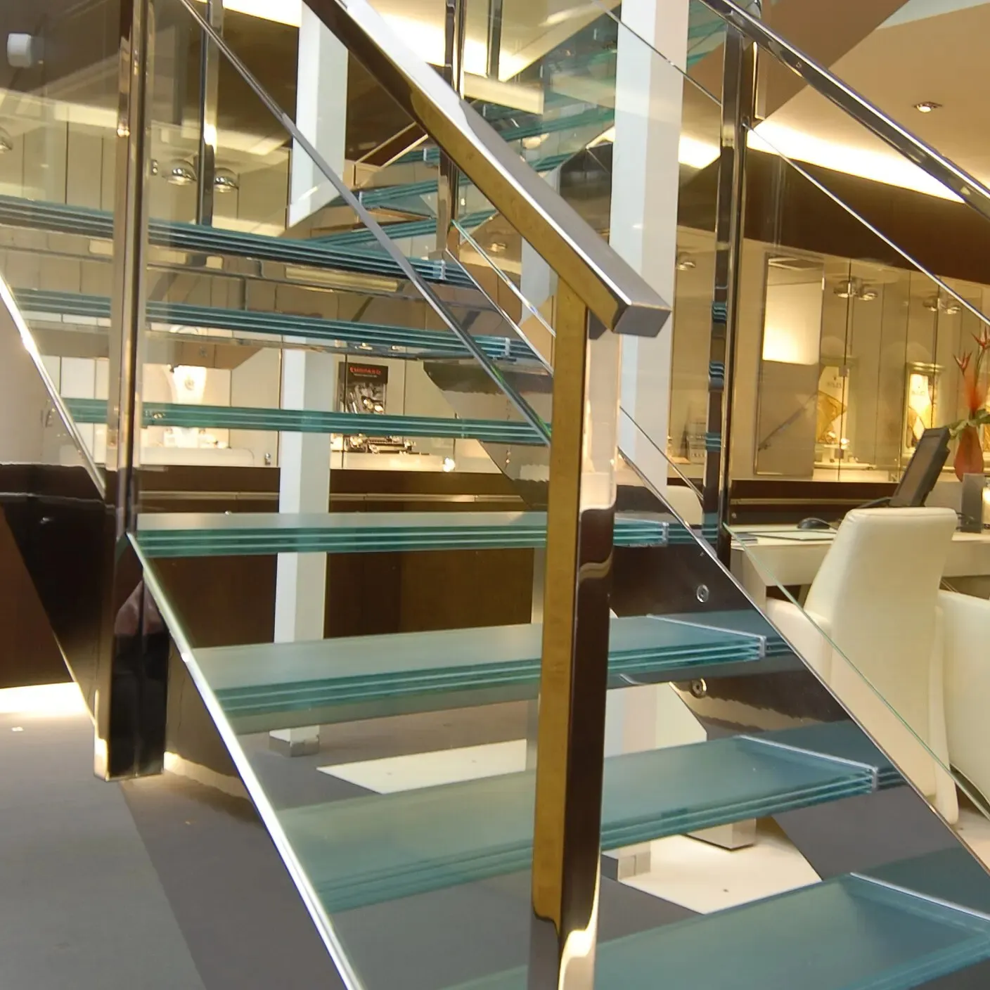 विला डिज़ाइन एसजीसीसी स्टैंडर्ड ग्लास ट्रेड सीधी सीढ़ी प्लेट बीम सीढ़ी ठोस लकड़ी के ट्रेड 80 मिमी मोटाई के साथ