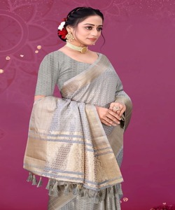 Saree de seda con Secuencia de encaje de flores y blusa de terciopelo tejido - Product Image 6