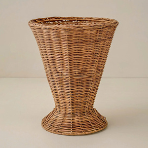 Juego Moderno de 2 Jarrones de Ratán en Forma de Embudo, Jarrones de Mimbre Hechos a Mano para una Exhibición de Lujo - Product Image 3