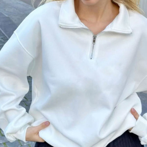 Top Atlético recortado suave para mujer con cremallera en cuarto, transpirable, antiarrugas, estilo deportivo informal, posición frontal con logotipo - Product Image 1