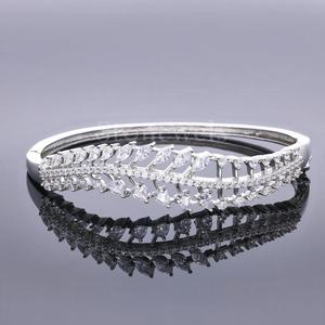 Elegante diseño ondulado Plata de Ley 925, brazalete de diamantes cultivados en laboratorio, piedra principal de circón para fiestas y bodas - Product Image 1