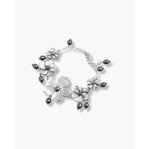 Bracelet en perles noires et blanches sculptées à motifs floraux - Product Image 1