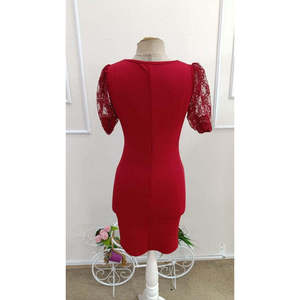 Vestido de Crepé Importado de Manga Corta con Cuello en V y Encaje para Mujer, con Fruncido Lateral y Detalles Cruzados, 36666 - Rojo - Product Image 5