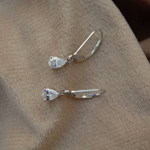 Pendientes Colgantes de Lujo para Mujer, Hechos a Mano, de Plata de Ley, con Moissanita en Forma de Pera Engastada con Garras y Cierre de Palanca, para Uso Diario - Product Image 2