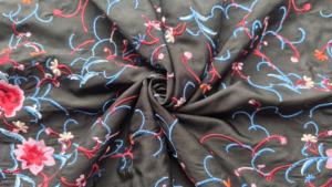 Tissu brodé sur mesure pour les écharpes carrées et les étoles des filles Textile polyvalent élégant pour les cadeaux - Product Image 4