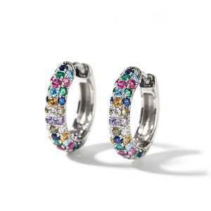Boucles d'oreilles créoles tendance en argent 925 avec cristaux multicolores sertis clos pour femme, à porter au quotidien - Product Image 2