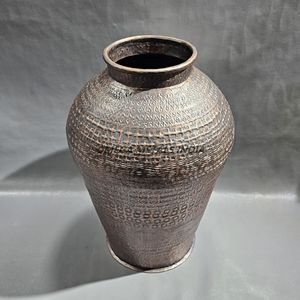 Últimos diseños Jarrón de metal de bronce envejecido con textura tallada intrincada y forma elegante alta para espacios de vida elegantes - Product Image 1