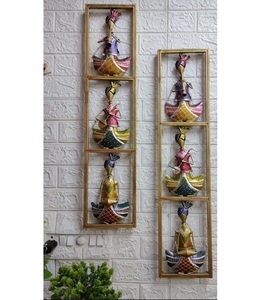 Marco de fotos de metal alto con borde estrecho y acabado brillante perfecto para mesitas de noche o estilo de área de recepción - Product Image 1