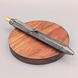 Bolígrafo de escritura de acero de Damasco hecho a mano de lujo, bolígrafo de punta redonda de metal premium, diseño elegante, accesorio de escritorio ejecutivo - Product Image 1
