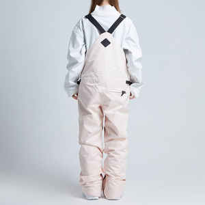 Bavettes de ski pour femmes personnalisées OEM pantalon de neige imperméable isolé avec tissu respirant et marque de distributeur pour les sports d'hiver - Product Image 5