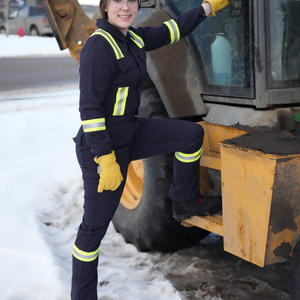 Combinaisons brodées personnalisées pour vêtements de travail, coutures renforcées et tissu extensible pour des performances professionnelles de longues heures - Product Image 3