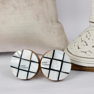 Pomo de madera y resina con incrustaciones de madreperla a cuadros en blanco y negro Mango decorativo hecho a mano para armarios, puertas y cajones - Product Image 2