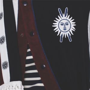 Navy Apres Ski Cabana Jacket Chaqueta unisex versátil con un sol audaz y un emblema de esquís Bordado de pendiente para principiantes y Premium - Product Image 6