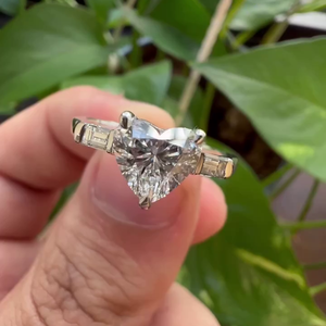 Bague à trois pierres en diamant de laboratoire certifié IGI 1,40 carats avec accents cœur et baguette DEF VVS-VS - Product Image 1