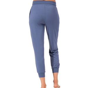 Pantalón de mujer con corte ajustado y elegante, diseñado para una movilidad sin obstáculos, con una estructura refinada y un aspecto moderno y limpio. - Product Image 5