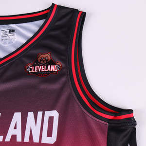 Conjunto de ropa de baloncesto de poliéster personalizado al por mayor, chándal de uniforme con logotipo impreso transpirable de secado rápido, opciones de talla grande - Product Image 5