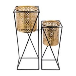 Jardinière en métal en fer robuste avec charme industriel adapté aux grands arbres de plantes ou aux arrangements floraux de déclaration - Product Image 2