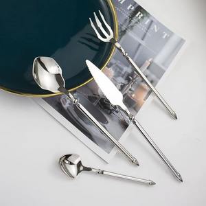 Ensemble de couverts en acier inoxydable finition argent miroir élégant pour les repas festifs, les tables de fêtes et les célébrations, couverts en provenance d'Inde - Product Image 1