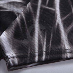 Camiseta sublimada para hombre con logo personalizado, ropa casual, corte ajustado, para uso en exteriores. - Product Image 3