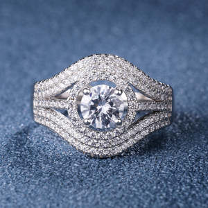 Anello di Fidanzamento Romantico in Argento con 5 File di Cristalli Swarovski, Taglio Geometrico, Placcatura in Rodio, Certificato GRA - Product Image 2