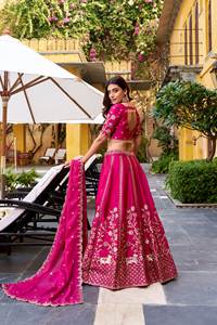 Ensemble Lehenga en soie élégante avec dupatta en soie douce brodée pour les exportateurs et les détaillants de vêtements ethniques B2B - Product Image 2