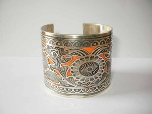 Bracelet manchette en cuivre plaqué argent de luxe fait main avec gravure florale ornée et incrustation texturée orange vibrante large - Product Image 2