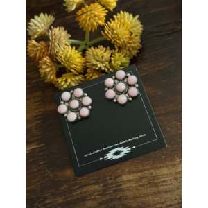 Boucles d'oreilles clous Maxine Ramirez en or 18 carats, coquillage rose et argent sterling, avec diamant serti clos et motif floral - Product Image 4