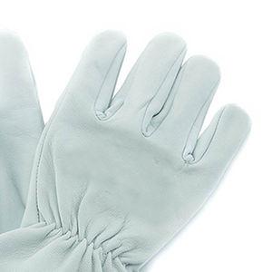 Gants de conduite en cuir pour hommes conçus avec des zones en maille ventilées offrant un confort de circulation d'air frais et une conduite élégante par temps chaud - Product Image 3