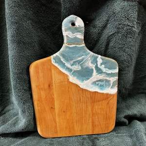 Planche à découper en résine inspirée de l'océan faite à la main avec des tons de couleur bleu de mer excellente pour les planches à fromage et les plateaux à dessert - Product Image 6