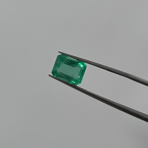 Esmeralda natural sin tratar y sin calentar Calidad muy fina Corte de grado premium 2,75 quilates para la fabricación de joyas - Product Image 1