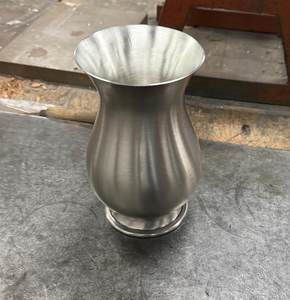 Diseño antiguo Curvy Pewter Bud Florero Elegante Lujo Único Latón Metal Nueva Mejor calidad para ocasiones de boda - Product Image 3