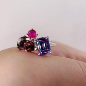La bague multi-pierres au design luxueux présente des couleurs brillantes, parfaite pour les amateurs de bijoux à la mode et un style élégant - Product Image 4