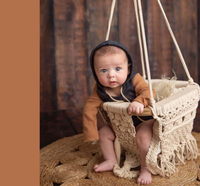 Chaise suspendue pour bébé faite à la main et écologique avec cadre en bois et macramé en coton, design moderne pour chambre et extérieur