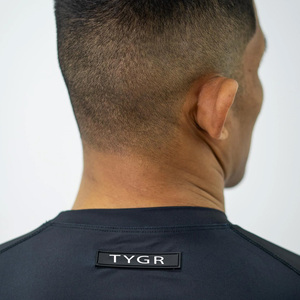 Protectores de erupción para hombre de alto rendimiento que ofrecen resistencia al cloro Tela de bloqueo UV de evaporación rápida para piscina y entorno oceánico - Product Image 4