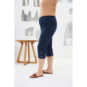Pantalon capri bleu grande taille avec détail boutonné à l'ourlet et taille élastique - Product Image 2