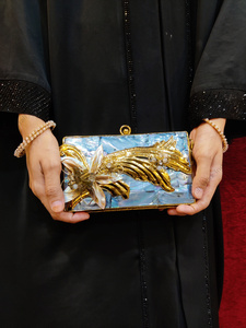 Bolso de mano de lujo con incrustaciones de nácar y borlas metálicas florales doradas para bodas, fiestas y eventos nupciales. - Product Image 3